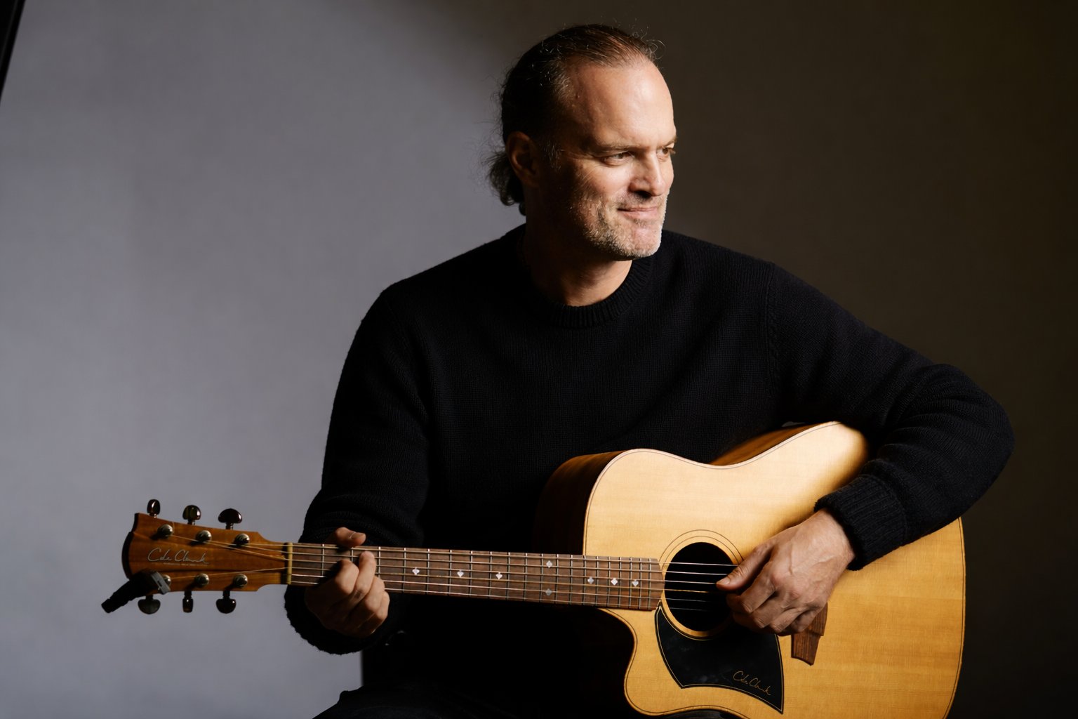 Jens Mayer mit Gitarre